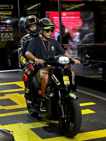 Momen Valentino Rossi membonceng anak didiknya, Marco Bezzecchi yang motornya kehabisan bensin pada latihan bebas MotoGP Austria