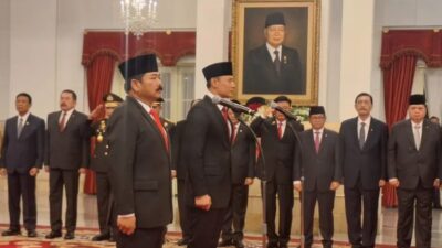 Presiden Joko Widodo atau Jokowi melantik Marsekal (Purn) Hadi Tjahjanto sebagai Menteri Koordinator Bidang Politik, Hukum, dan Keamanan (Menko Polhukam) di Istana Negara Jakarta