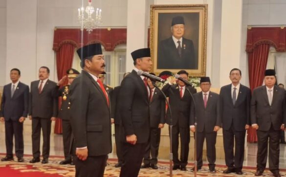 Presiden Joko Widodo atau Jokowi melantik Marsekal (Purn) Hadi Tjahjanto sebagai Menteri Koordinator Bidang Politik, Hukum, dan Keamanan (Menko Polhukam) di Istana Negara Jakarta